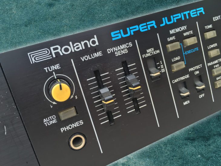 Roland MKS-80 Super Jupiter & MPG-80 seitlich