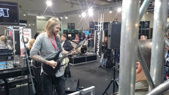 Ola Englund auf der "Soundservice" Bühne 