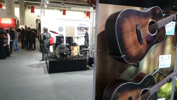 Musikmesse 2016 Halle 11 - Westerngitarren neben Schlagzeug