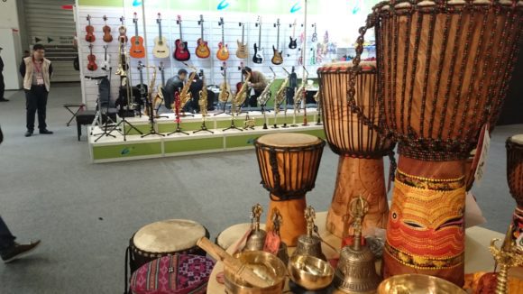 Musikmesse 2016 Halle 11 - Trommeln, Gitarre und Saxophon