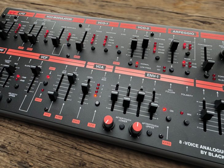 Black Corporation ISE-NIN Synthesizer seitlich aufgenommen