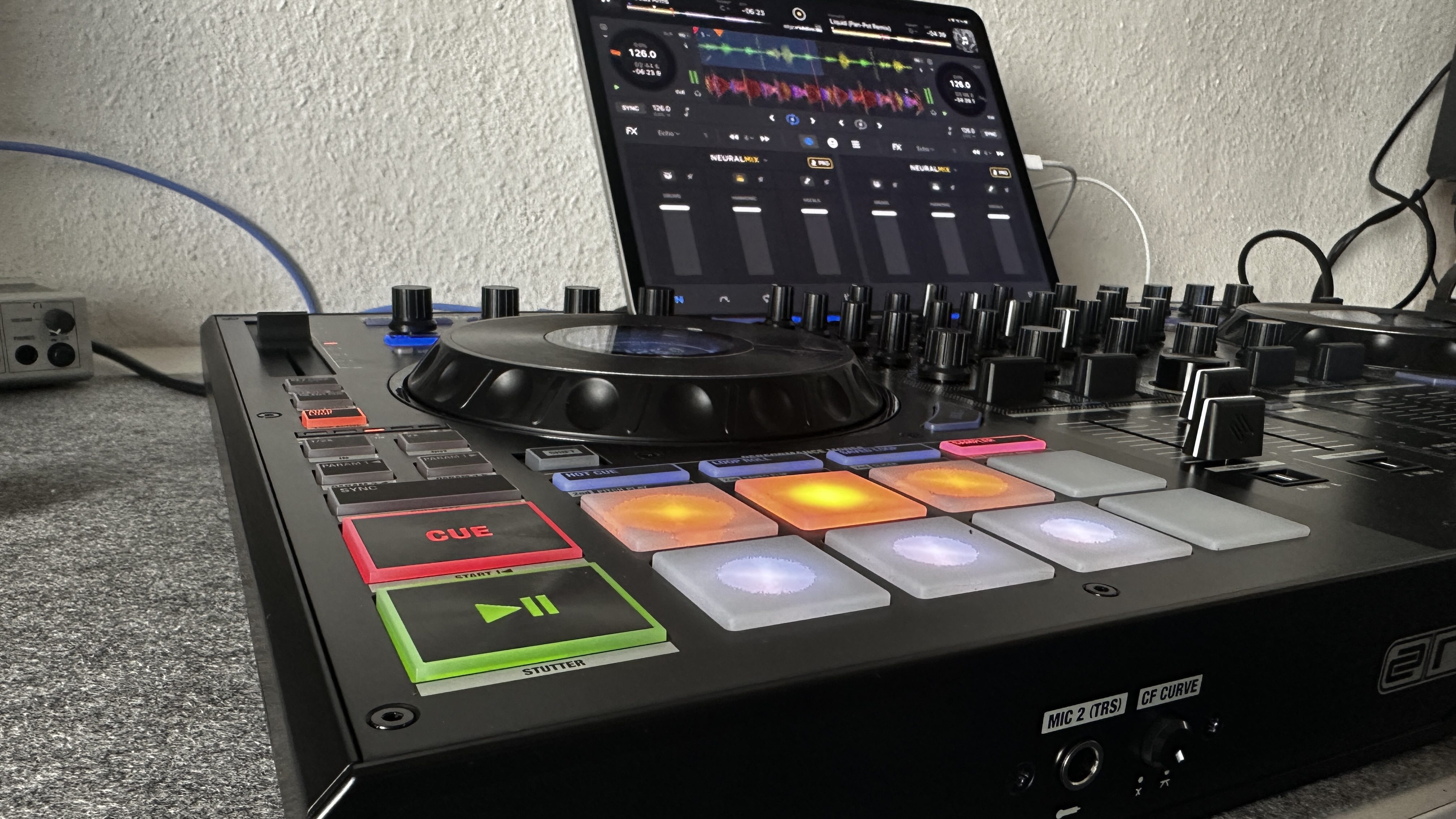 Test: Reloop Mixon 8 Pro, 4-Kanal Hybrid-DJ-Controller 