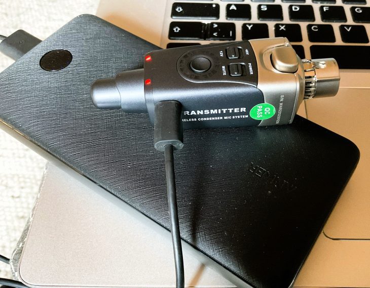 Der Transmitter des XVive Microphone Wireless System U3C wird über eine Anker USB-Powerbank geladen