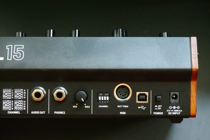 Behringer Model 15 Anschlüsse