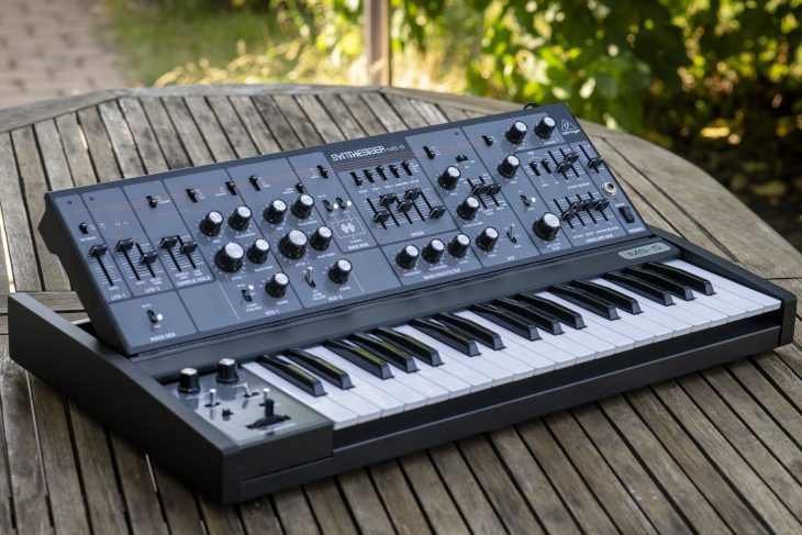 Behringer MS-5 Synthesizer Seitlich