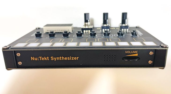 Korg Nu:Tekt NTS-1 mkII Forderseite mit Volume Regler