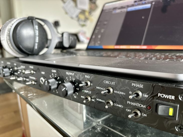 Slate Pro Audio Fox im Studioeinsatz mit Kopfhörer und MacBook