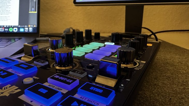 Test Reloop Mixtour Pro, portabler All-In-One DJ-Controller